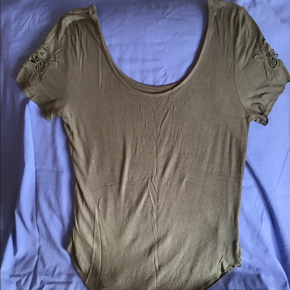 Mudd size large tee with embroidered sleeves